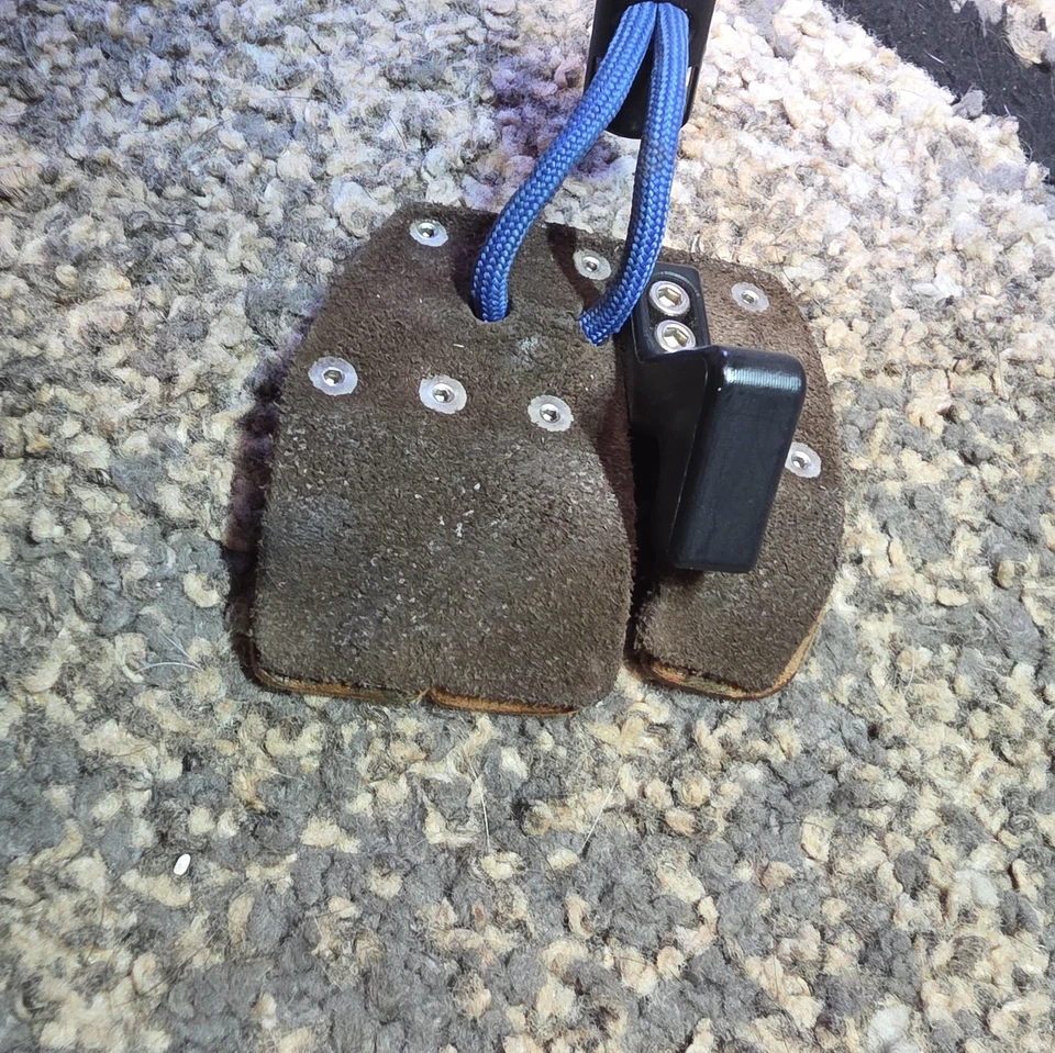 AAE Elite Finger Tab Cordovan medium Right Hand - Image 3 of 4