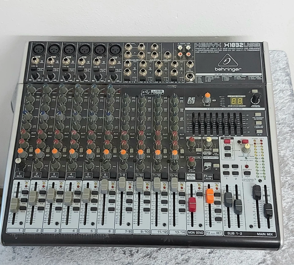 Behringer XENYX X1832USB - Analogmixer
