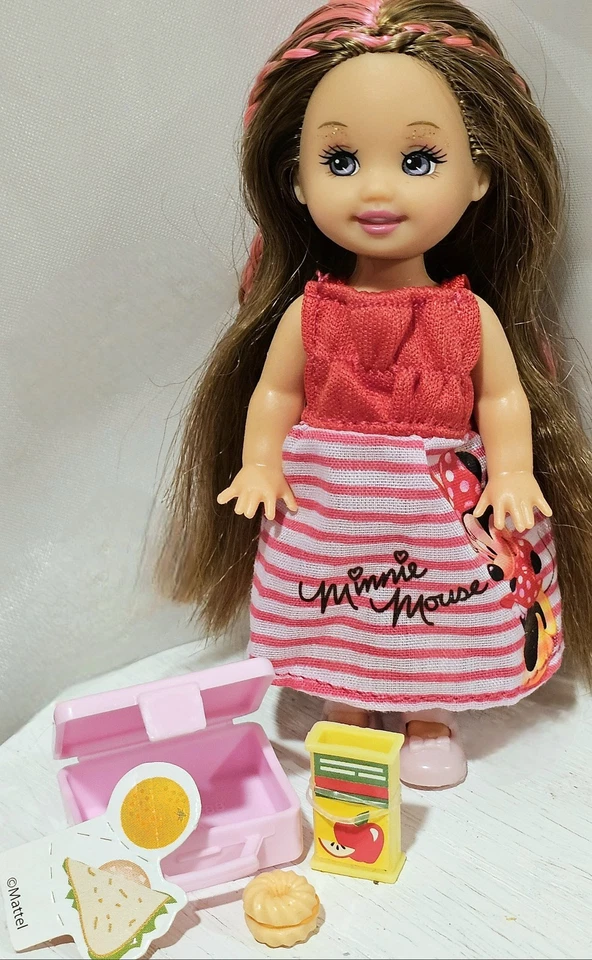 MUÑECA KELLY DE PELO MORENA Y ROSA ÚNICA EN SU CLASE en VESTIDO MINNIE MOUSE + ZAPATOS Y LONCHERA Foto 3 de 4
