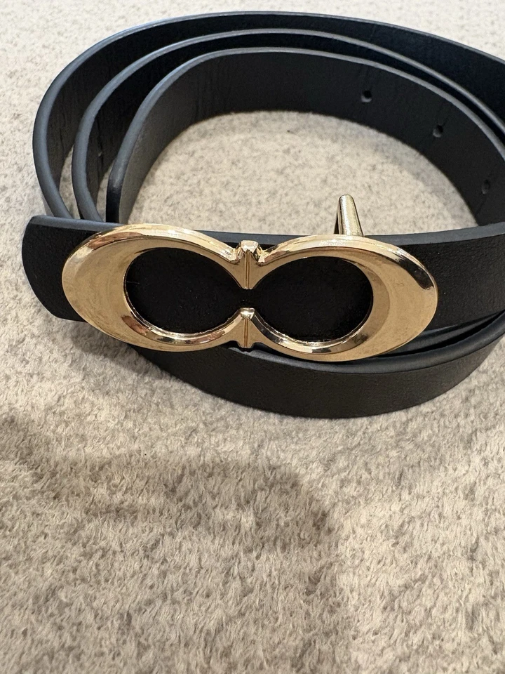 Elegante cinturón negro con hebilla dorada nuevo con etiquetas 39” Foto 4 de 4