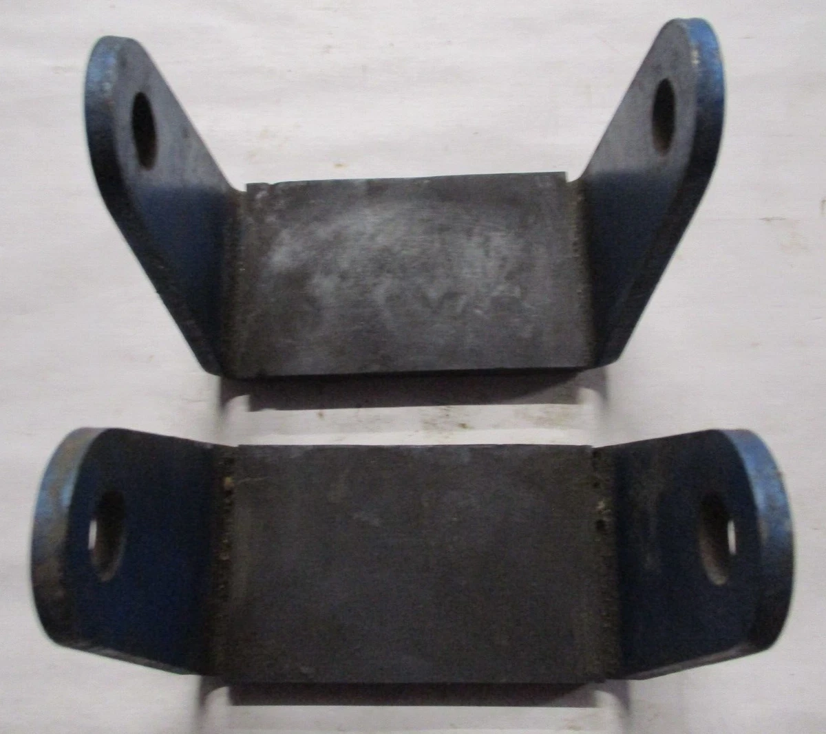Leaf spring compressor outlet
