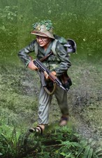COLLECTORS SHOWCASE VIETNAM WAR CS01010 VIETCONG ADVANCING WITH AK47 MIB