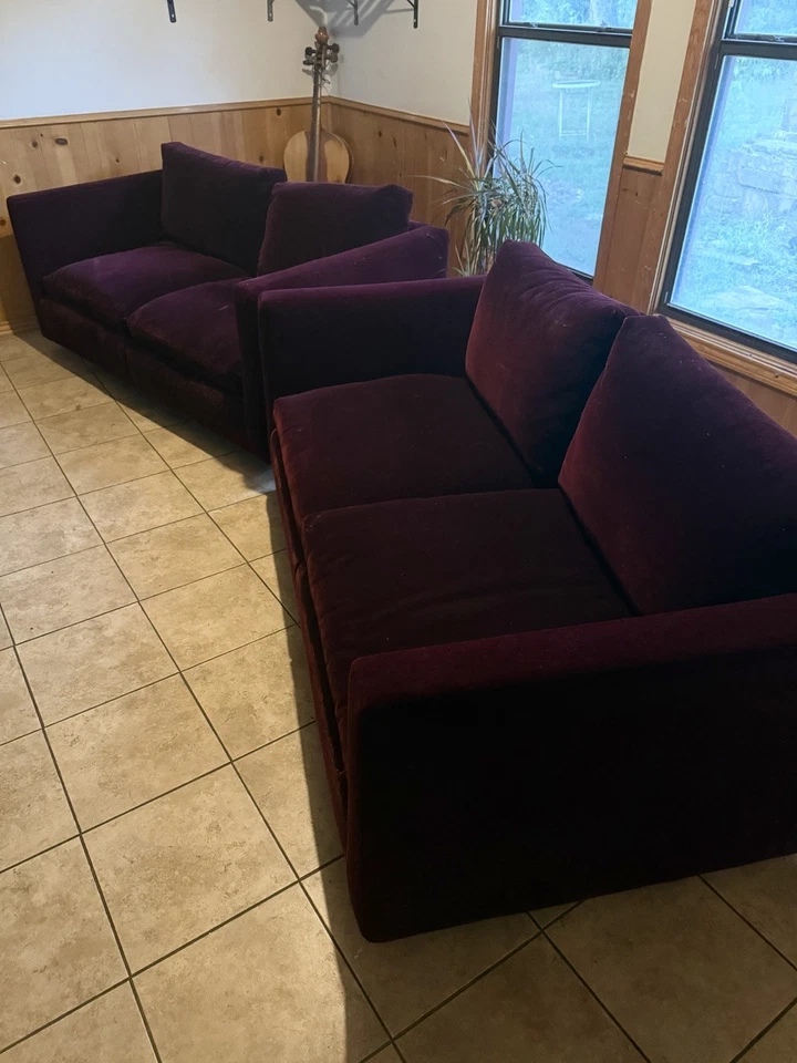 Dos sofás Knoll modernos de mediados de siglo. Terciopelo Borgoña Antiguo (1970-80). Foto 3 de 4