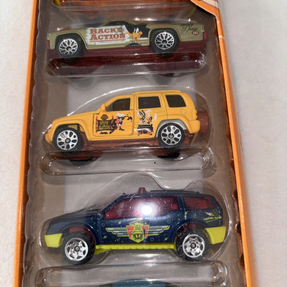 Pacote com 5 veículos Matchbox Looney Tunes Cars Daffy, Bugs, Tweety, Taz & Wile 2003 - Imagem 4 de 4