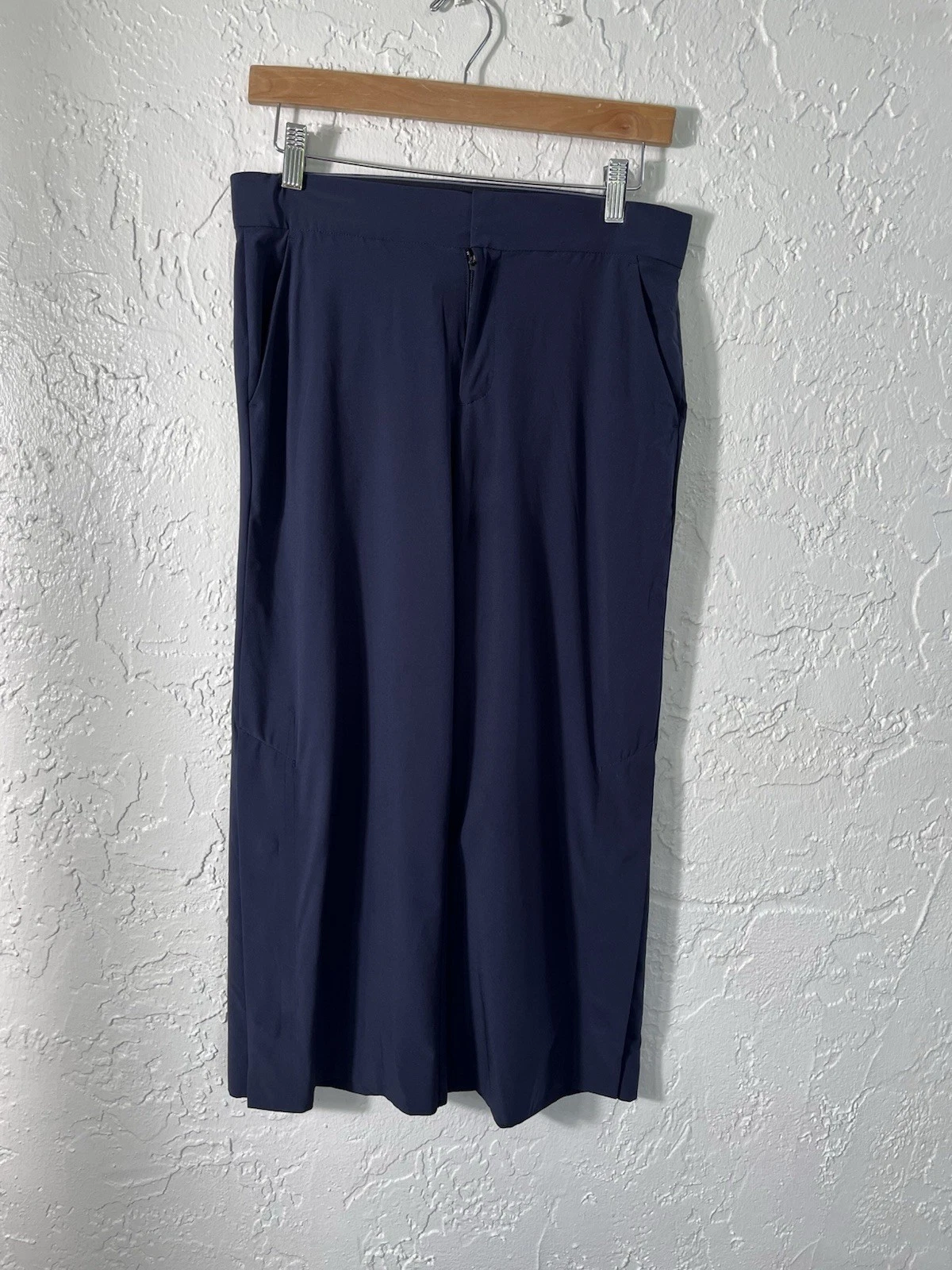 Athleta Tribeca Crop Pants Womens 4 Blue Stretch Mid Rise Wide Leg Outdoor
Opens in a new window or