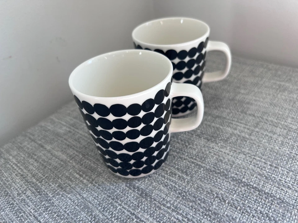 Par de tazas MARIMEKKO Siirtolapuutarha Räsymatto blanco y negro 3,75" H 3" W Foto 3 de 4
