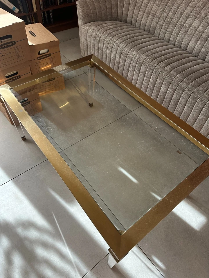 Tapa de cristal, patas y marco dorado cepillado, mesa de centro moderna Foto 2 de 2
