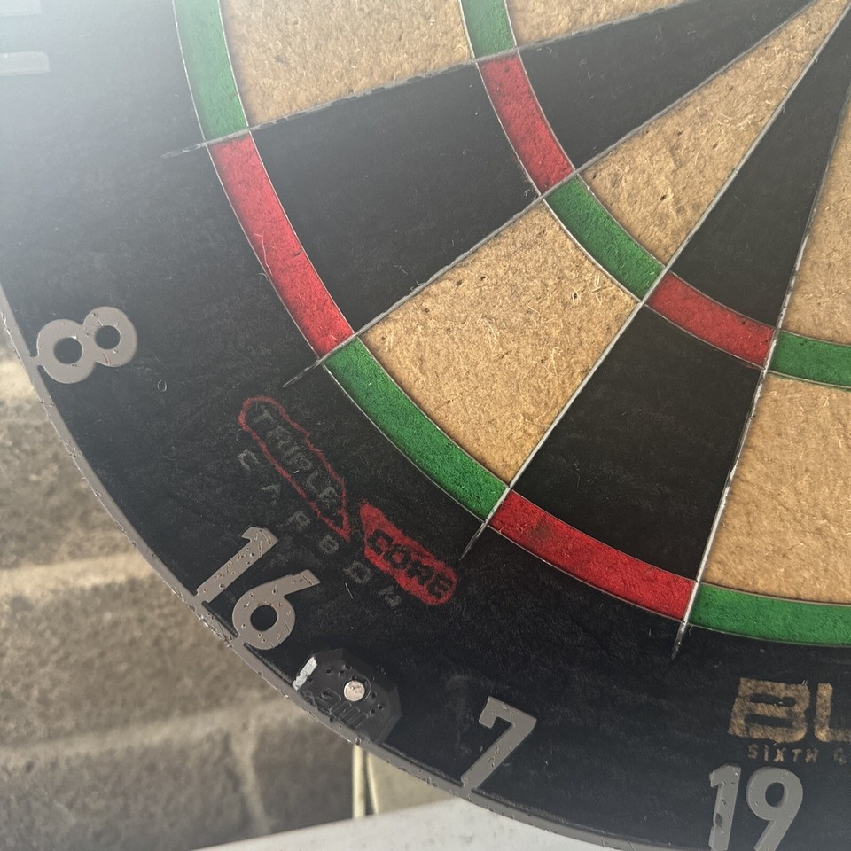 Winmau Blade 6 Triple Core Carbon Dartboard plus 6 darts free