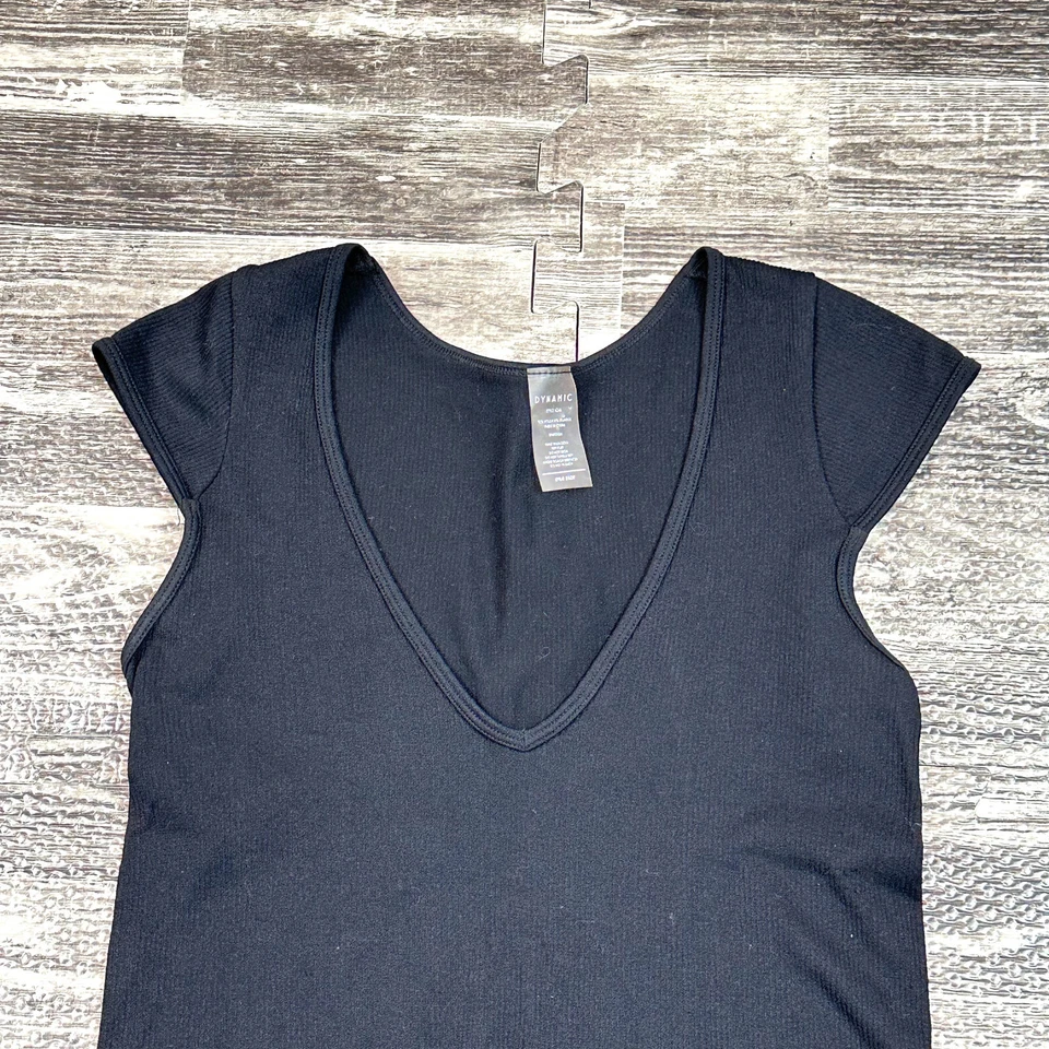 Camiseta corta Dynamic para mujer talla única OS negra con cuello profundo de punto acanalado manga gorra Foto 2 de 4