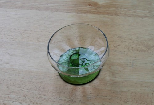 A VINTAGE URANIUM / VASELINE GLASS SMALL BOWL WITH A UV FLUORESCENT BASE - Picture 7 of 15