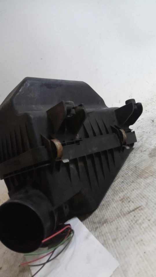 Used Air Cleaner Assembly fits: 2008 Honda Element 2.4L 4 cylinder Grade A - Image 2 of 4