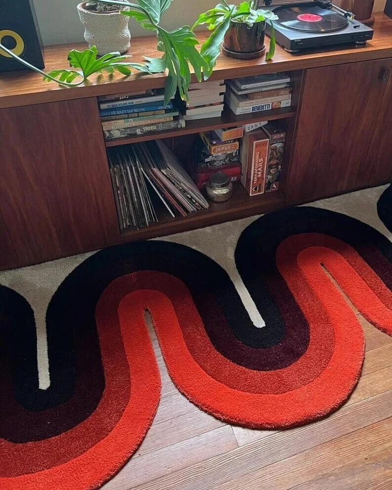 Alfombras acolchadas a mano de forma irregular Melting Runner hechas a mano alfombras de lana beige y negro Foto 3 de 4