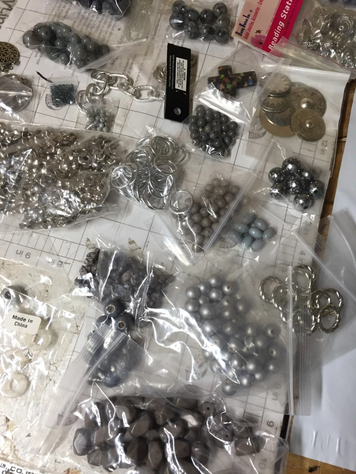 Lote de 2 lb 13 oz cuentas sueltas piedra gris metal pulido vidrio colgantes acrílico donut Foto 3 de 4