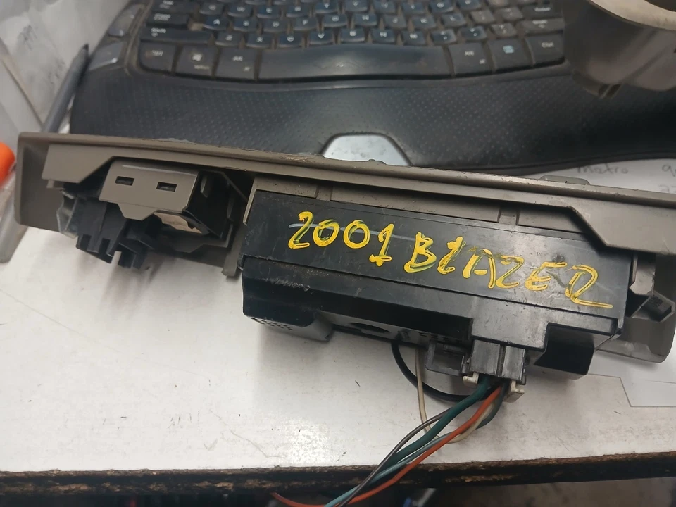 99-03 GMC Sonoma 2 puertas puerta del conductor interruptor ventana maestra gris OEM 19244656 Foto 2 de 4