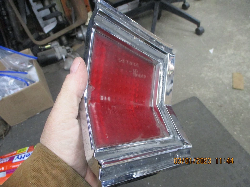 Luz trasera interior izquierda Dodge Monaco Station Wagon 1966 Foto 3 de 4