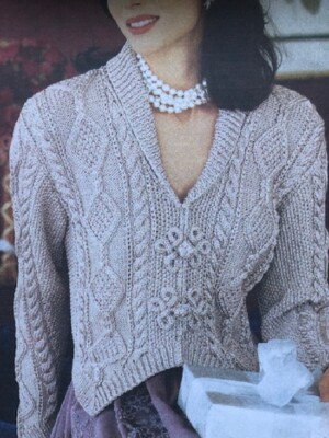 LC006 STRICKMUSTER DAMEN ARAN STIL GEFORMTER SAUM KURZE CARDIGAN IN DK GARN