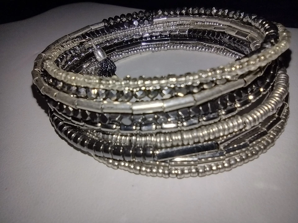 Brazalete envolvente Stella & Dot Bardot Slinky Wire enrollado tono plata cuentas 7" Foto 3 de 4