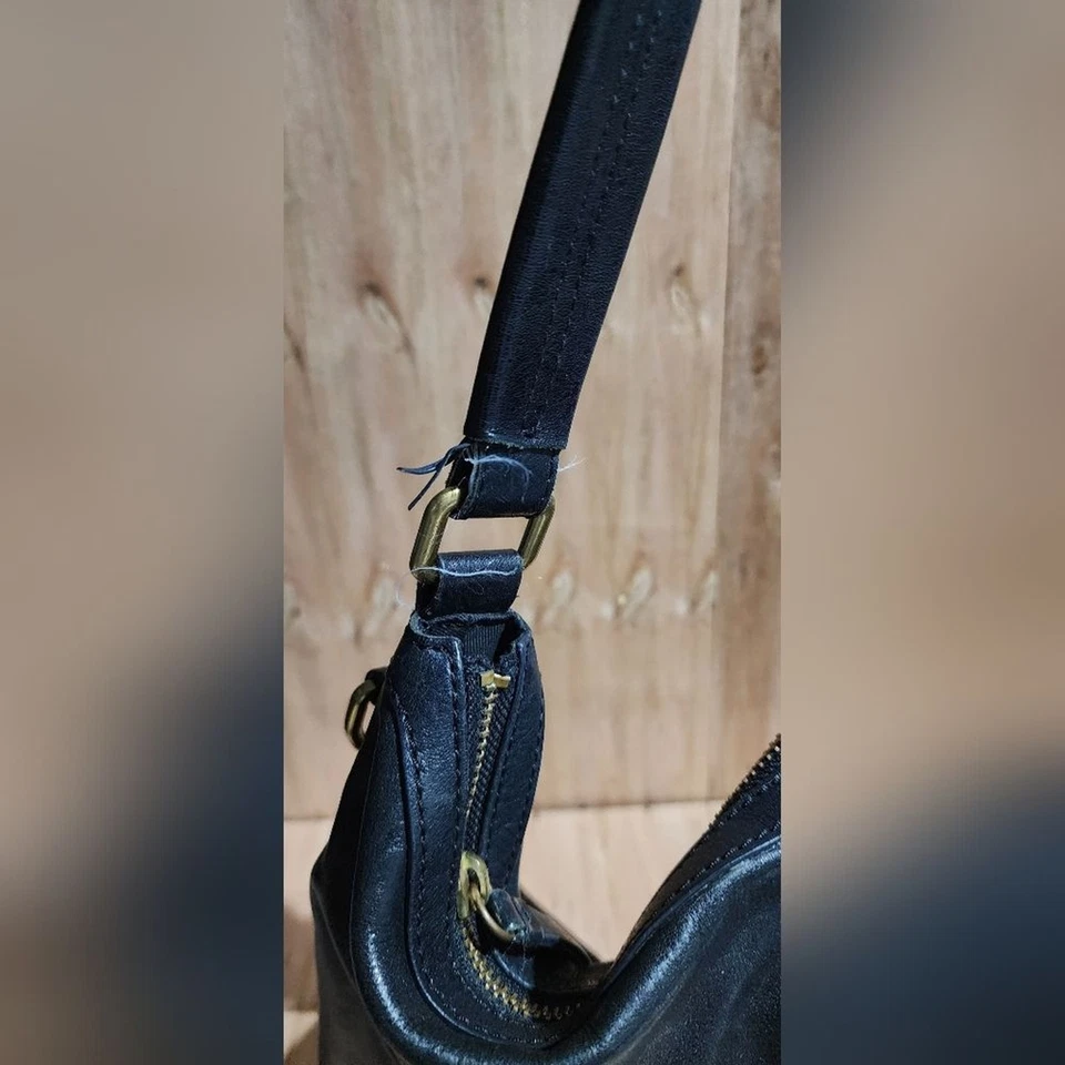 Bolso de hombro Frye hobo de cuero negro con logotipo en relieve y correa bandolera Foto 4 de 4