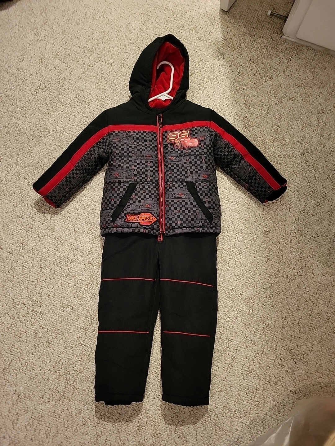 ALEXANDER MCQUEEN Giacca e tuta ragazzo Disney Store illuminazione auto McQueen puffer pantaloni taglia T4 ?