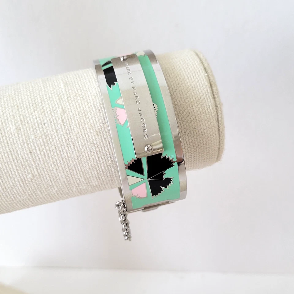 Brazalete Brazalete Marc Jacobs Tono Plateado Verde Menta Puño Bisagras Pequeño 6.75" Foto 2 de 4