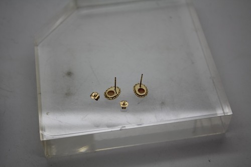 Signed ZZ 14k 585 YELLOW GOLD, CARVED CAMEO STUD EARRINGS - Picture 6 of 11