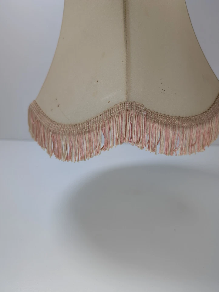 Abat jour des années 40 pour lampe sur pied en tissu tendu beige avec ses frange - Photo 3/4