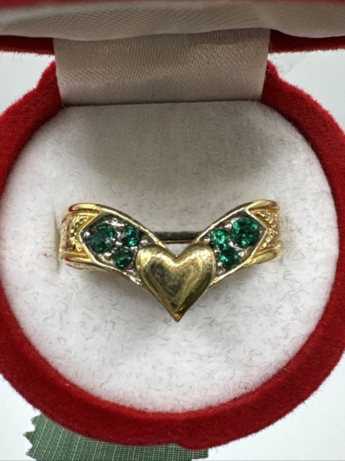 Bague vintage fantaisie cœur avec strass vert. Taille 55.