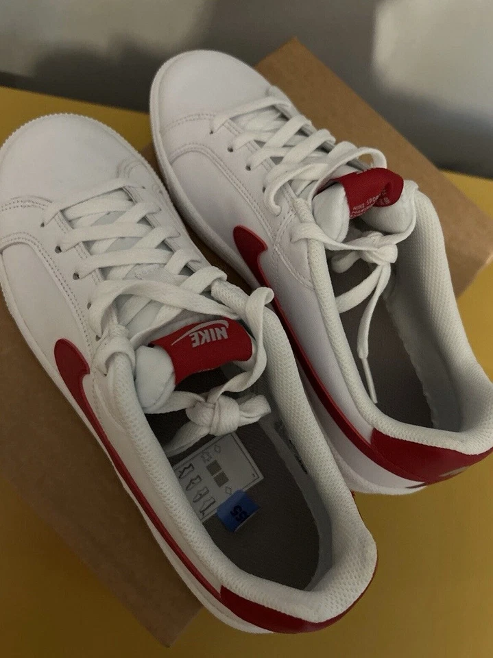 NUOVE CON SCATOLA NIKE COURT ROYALE 7.5 UK7.5 BIANCHE ROSSE 749747-103 Ritorno al Futuro Bruin - Immagine 4 di 4