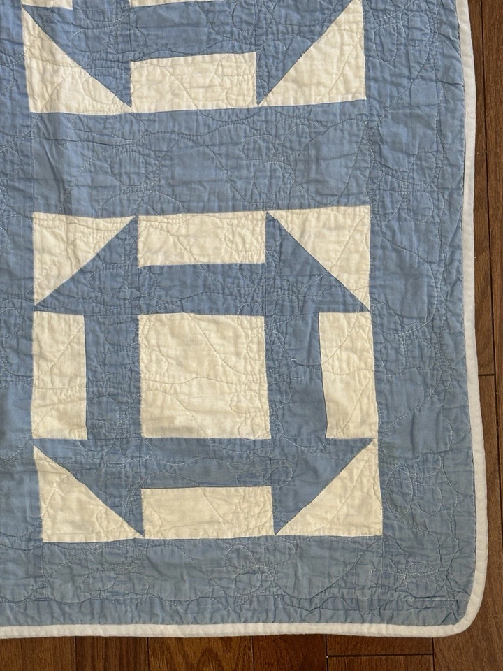 Colcha costurada à mão vintage 1949 padrão chave macaco azul e branco assinado 71x84 - Imagem 4 de 4