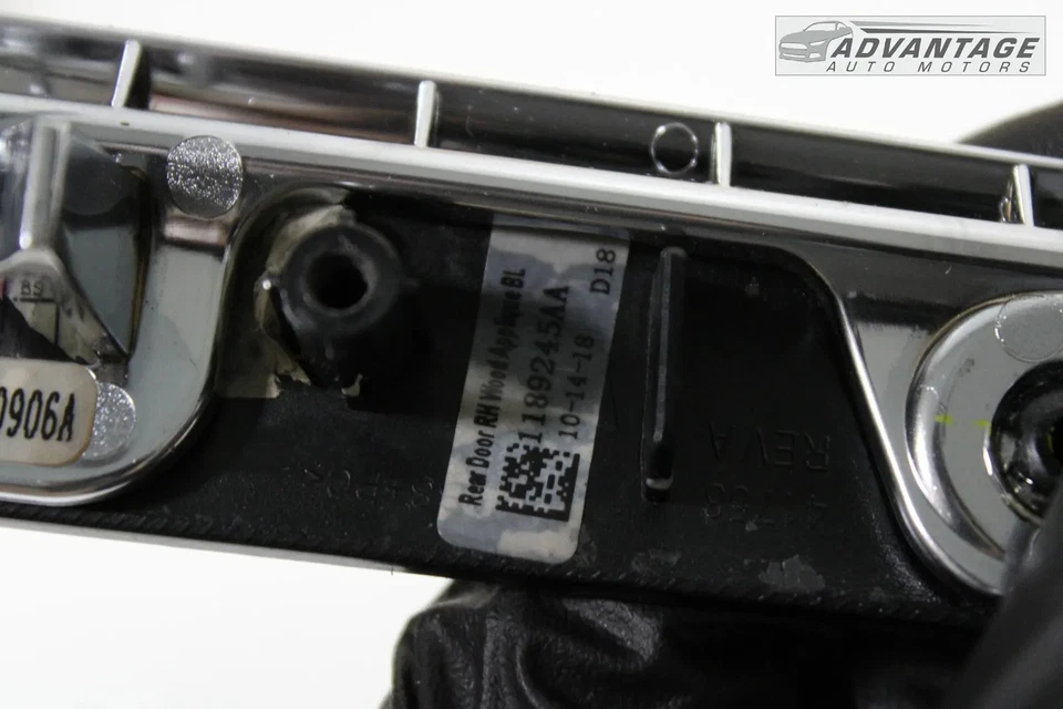 Chrysler 300 2017-2023 cubierta de panel de puerta lateral trasera derecha moldeado grano de madera OEM Foto 4 de 4