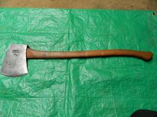 VINTAGE KELLY AXE 2KG. WORLDS FINEST TASMANIAN PATTERN.