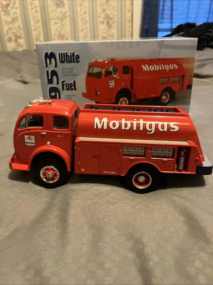 1953 Mobilgas White Fuel Tanker 1:34 Scale Die-Cast Replica - Image 2 of 4