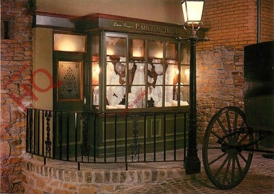 Ansichtskarte::Helston, Flambards Village, Milton-Hall, Leinendrapierer