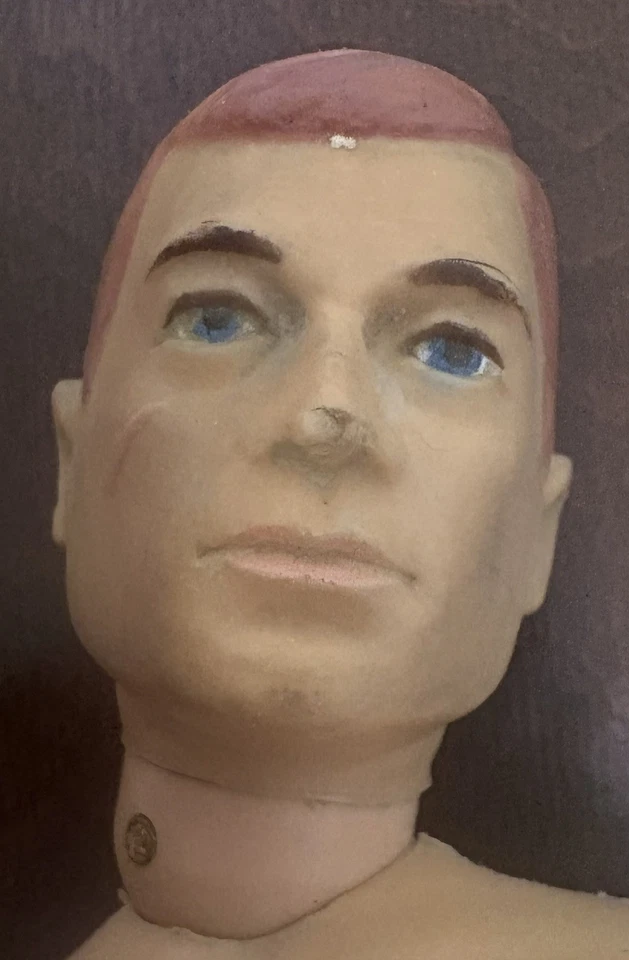 Boneco de ação vintage 1964 Hasbro GI Joe cicatriz de cabelo pintado de vermelho 12" braço faltando - Imagem 2 de 4