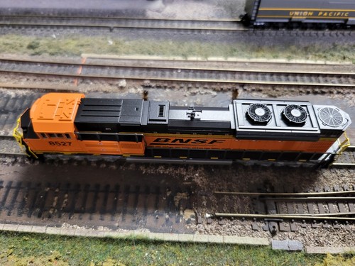 176-8524 KATO N SCALE SD70ACe BNSF 8527 LOCO NEW - Picture 4 of 6