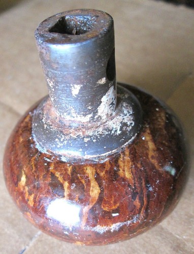 ANTIGUA PERILLA DE PUERTA DE MADERA DURA MARRÓN OSCURO 2 7/32"x 2 5/32", hierro 1/4" hembra, usada - Imagen 2 de 3