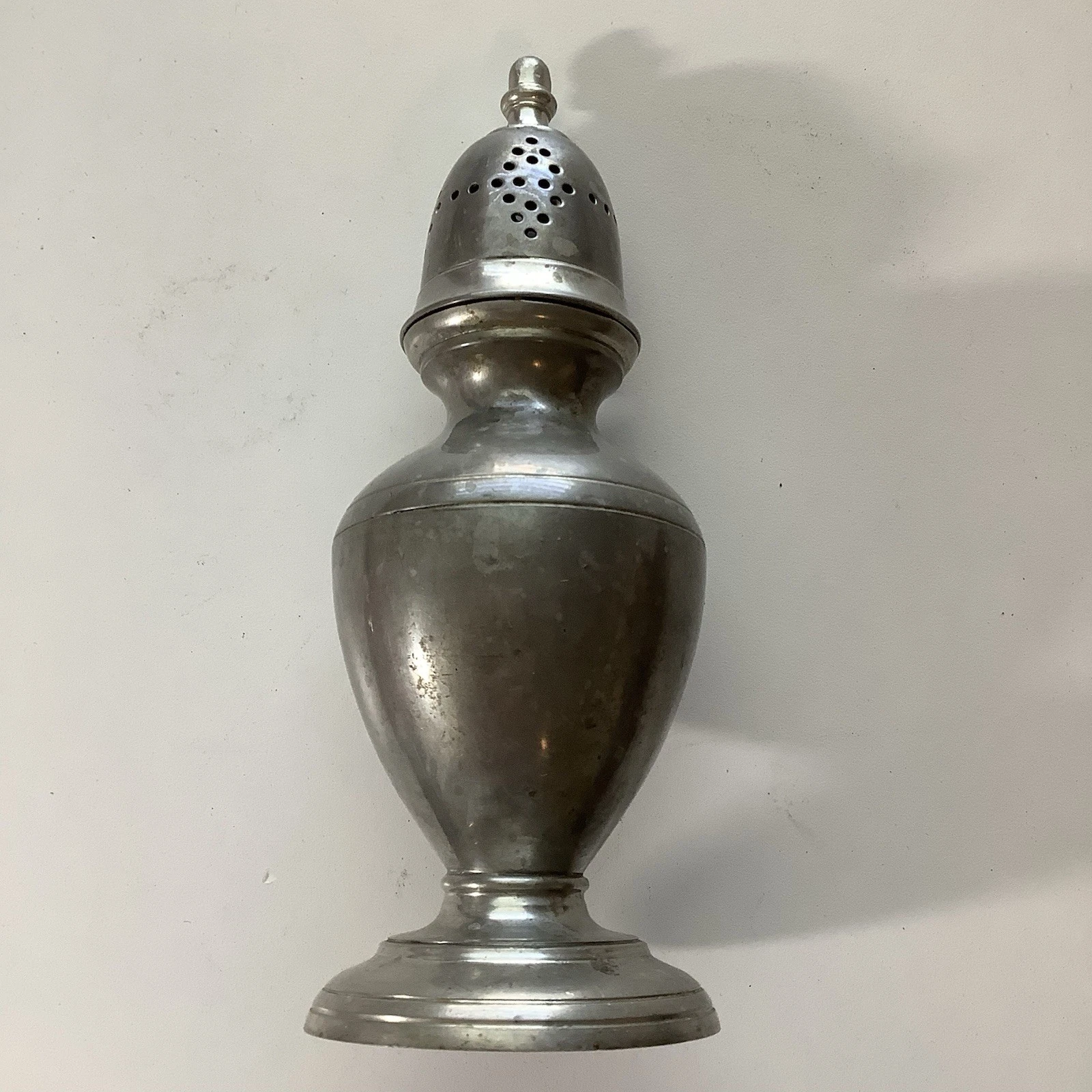 Vintage Stieff pewter Colonial Williamsburg sugar shaker muffineer