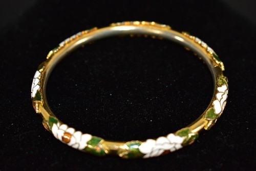VINTAGE 50er JAHRE GOLDFARBENER CLOISONNE MIT WEISSEN ROSEN & GRÜNEN BLÄTTERN ARMREIF - Bild 4 von 7