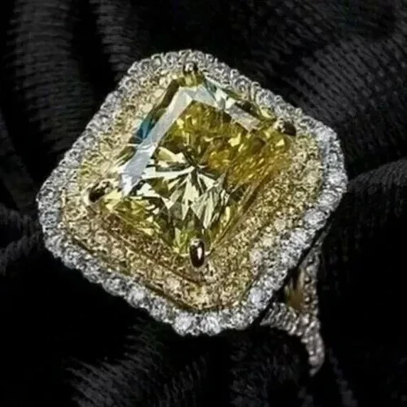 Anillo de compromiso de doble halo de diamantes creado en laboratorio canario de 3 quilates enchapado en oro blanco de 14 quilates Foto 3 de 4