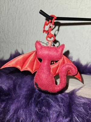 HANDGEFERTIGT VON FLEDERMAUZ666 Handgenähter Schlüssel-/Taschenanhänger Fledermaus Katze rot (groß)