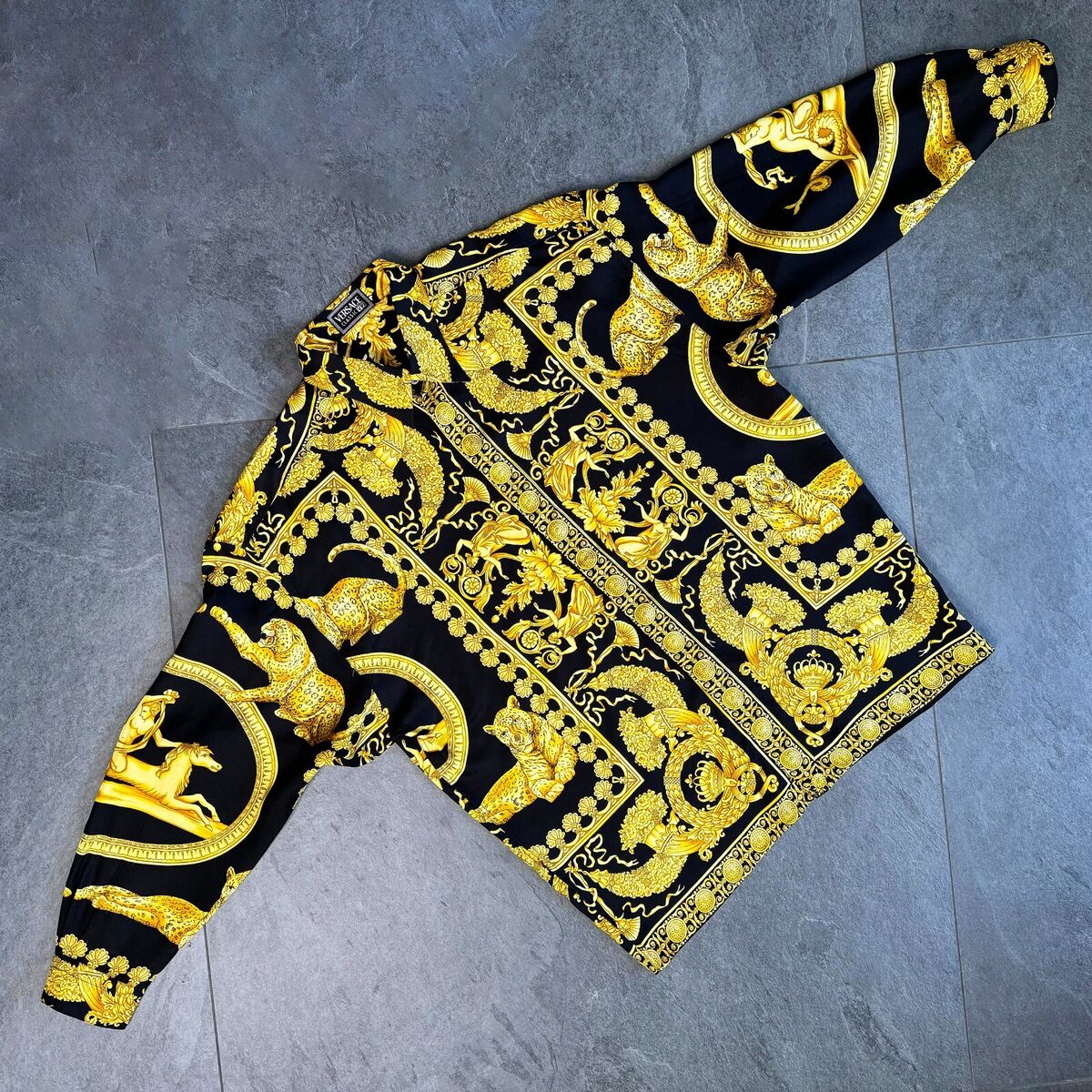 VERSACE CLASSIC V2 silk shirt Baroque Wild Signature with VERSACE CLASSIC V2 silk shirt Baroque Wild Signature with