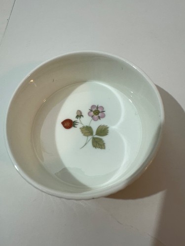 Wedgwood Wild Strawberry 2-7/8" round ribbed trinket or ring box & lid. England - Picture 2 of 9