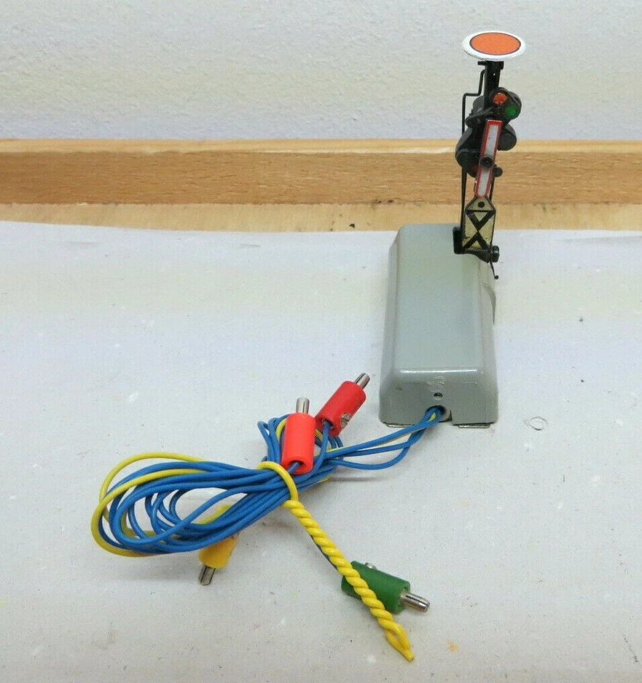 Märklin H0 7038 dreibegriffiges Vorsignal m. Stellflügel und Kontaktplatte