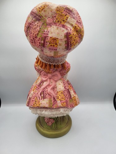 1980 Prairie Bonnet Girl Ceramic Figure Patchwork Decoupage ~14" Handmade Kitsch - Foto 5 di 7