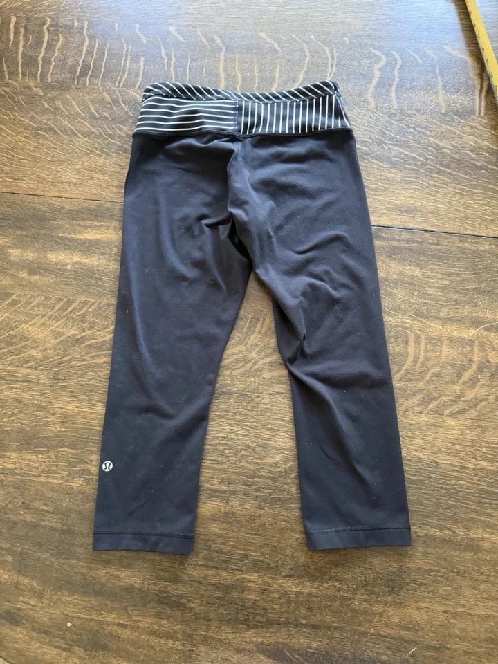 Leggings recortados Lululemon para mujer talla 6/8 negros a rayas cintura 19,5" entrepierna Foto 2 de 4
