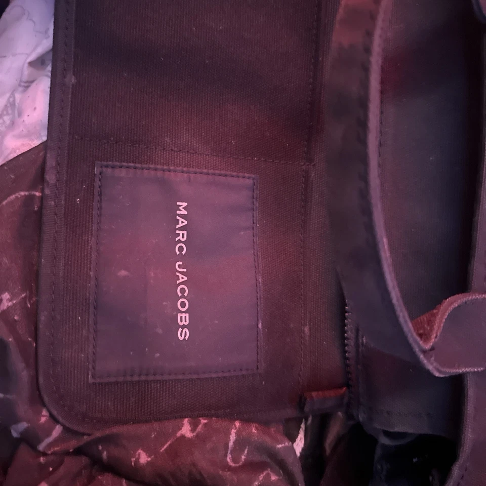 Bolso de Mano Marc Jacob’s Tamaño Mediano Negro con Herrajes Plateados Foto 4 de 4