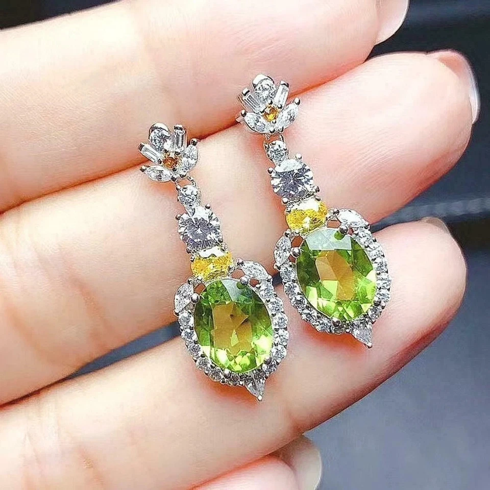 Pendientes colgantes de peridoto verde corte ovalado de 3 quilates para mujer con acabado de oro blanco de 14 k Foto 3 de 4