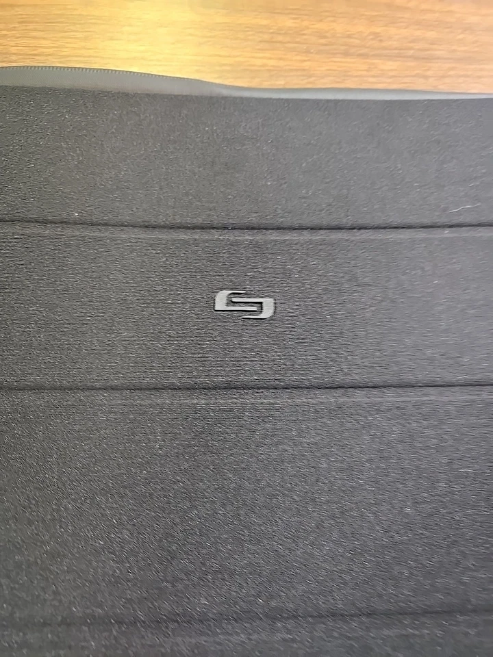 Funda acolchada para portátil Solo New York PRO Ultrabook negra 17,3" Foto 3 de 4