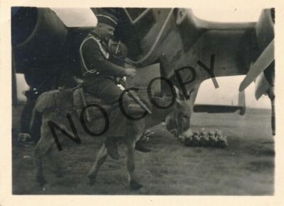Foto WK2 Feldflugplatz Flugzeug Bombe Esel Offizier  X20