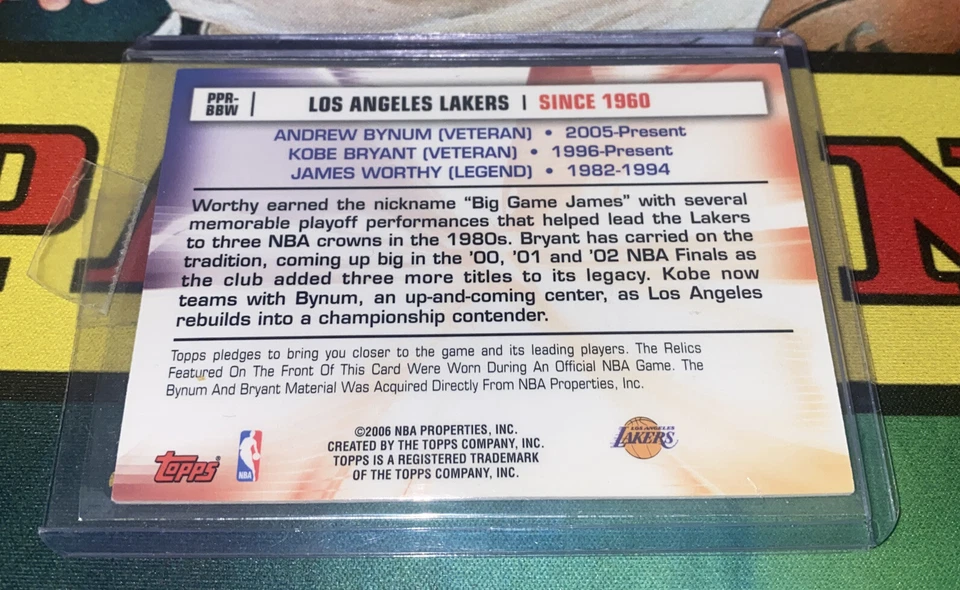 Camiseta Topps Orgullo del Programa Kobe Bryant Bynum y James Digno Reliquia GU LA Foto 2 de 2